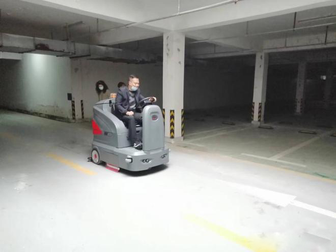 嘉义小区物业保洁不用人力改用驾驶式洗地机了